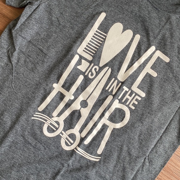 ✨HP✨ Gray “Love Is In The Hair” Hairdresser T-Shirt - Picture 2 of 3